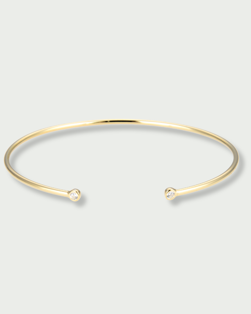 Jonc Pur Intemporel – Doré en argent 925 doré à l’or 18 carats, ligne lisse et épurée sans serti, finition lumineuse résistante à l’oxydation, silhouette minimaliste à porter seule ou en accumulation.
