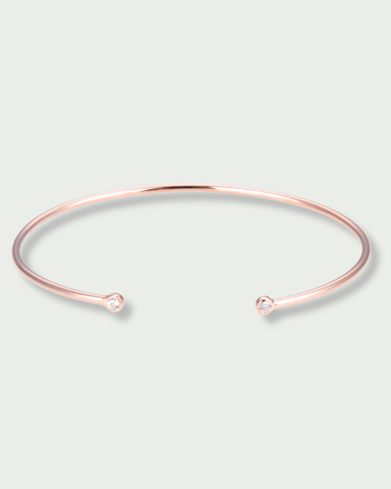 Jonc Pur Intemporel – Rose en argent 925 doré à l’or rose 18 carats, ligne lisse et épurée sans serti, finition lumineuse résistante à l’oxydation, silhouette minimaliste à porter seule ou en accumulation.
