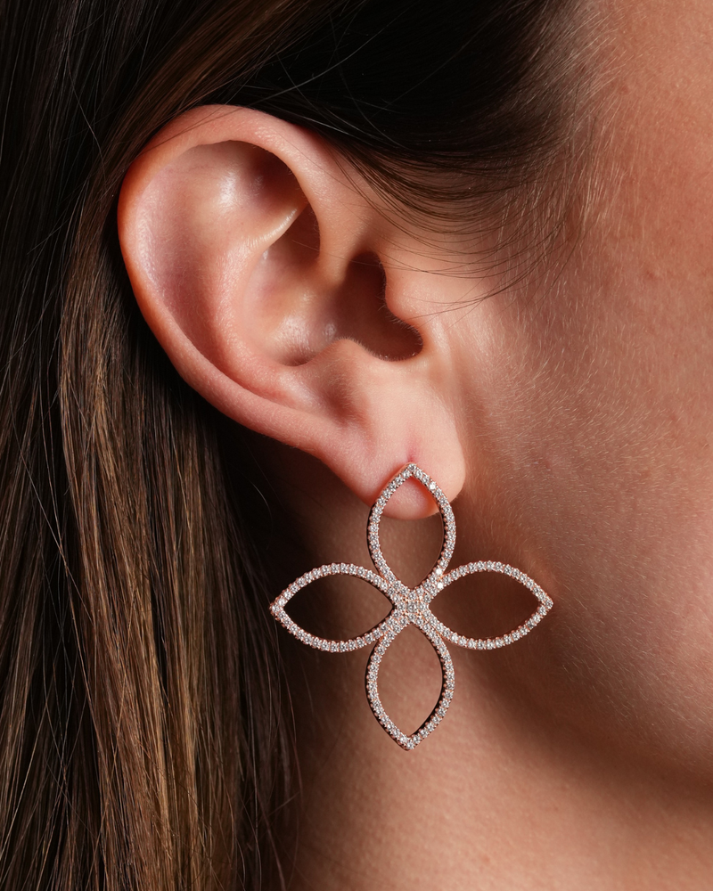 Maxi Créoles Fleur Éternelle rose GENA Jewelry en argent 925 doré à l’or rose, ornées d’un motif floral à quatre pétales serti de zircons.