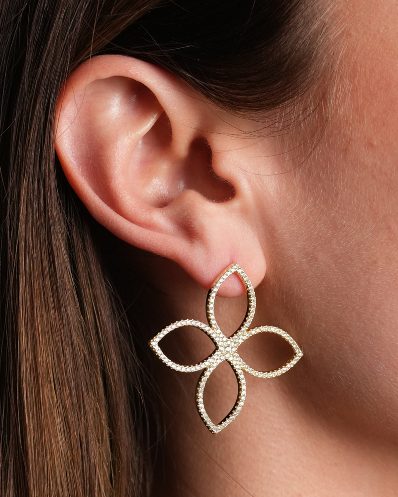 Boucles d’oreilles Maxi Créoles Fleur Éternelle doré en argent 925 doré avec quatre pétales ajourés pavés de zircons.