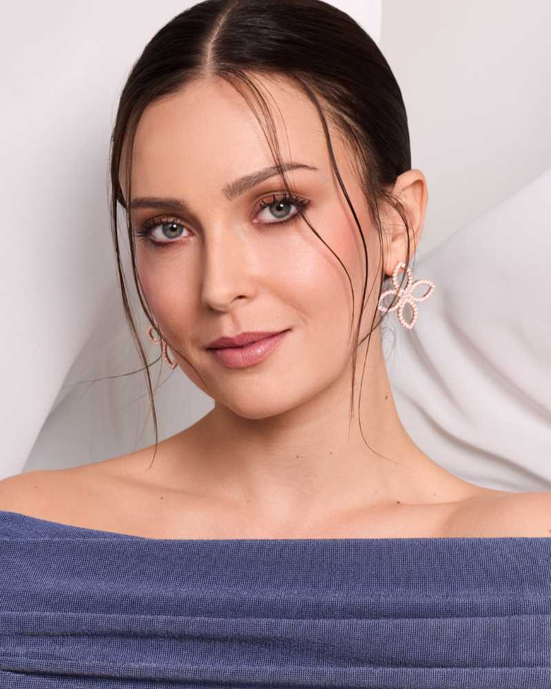 Maxi Créoles Fleur Éternelle rose GENA Jewelry en argent 925 doré à l’or rose, ornées d’un motif floral à quatre pétales serti de zircons.