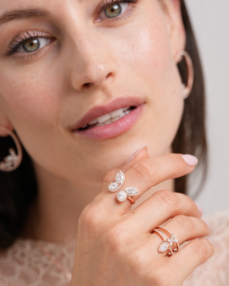 Maxi créoles Papillon en argent 925 doré à l'or rose 18 carats & Zirconium - vue de loin