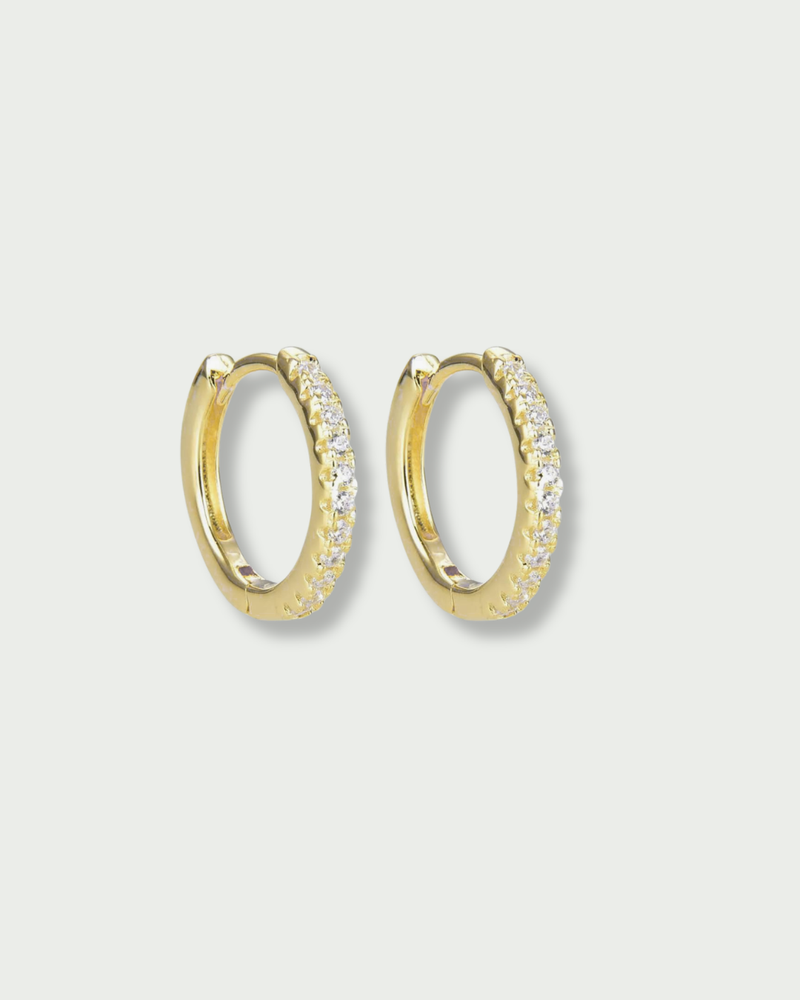 Mini-créoles Intemporelles M – Rose en argent 925 doré à l’or JAUNE 18 carats, format délicat au design épuré, finition lumineuse résistante à l’oxydation, fermoir sécurisé, éclat doux et intemporel au quotidien.
