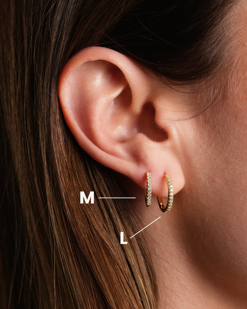 Mini-créoles Intemporelles M – Rose en argent 925 doré à l’or JAUNE 18 carats, format délicat au design épuré, finition lumineuse résistante à l’oxydation, fermoir sécurisé, éclat doux et intemporel au quotidien.
