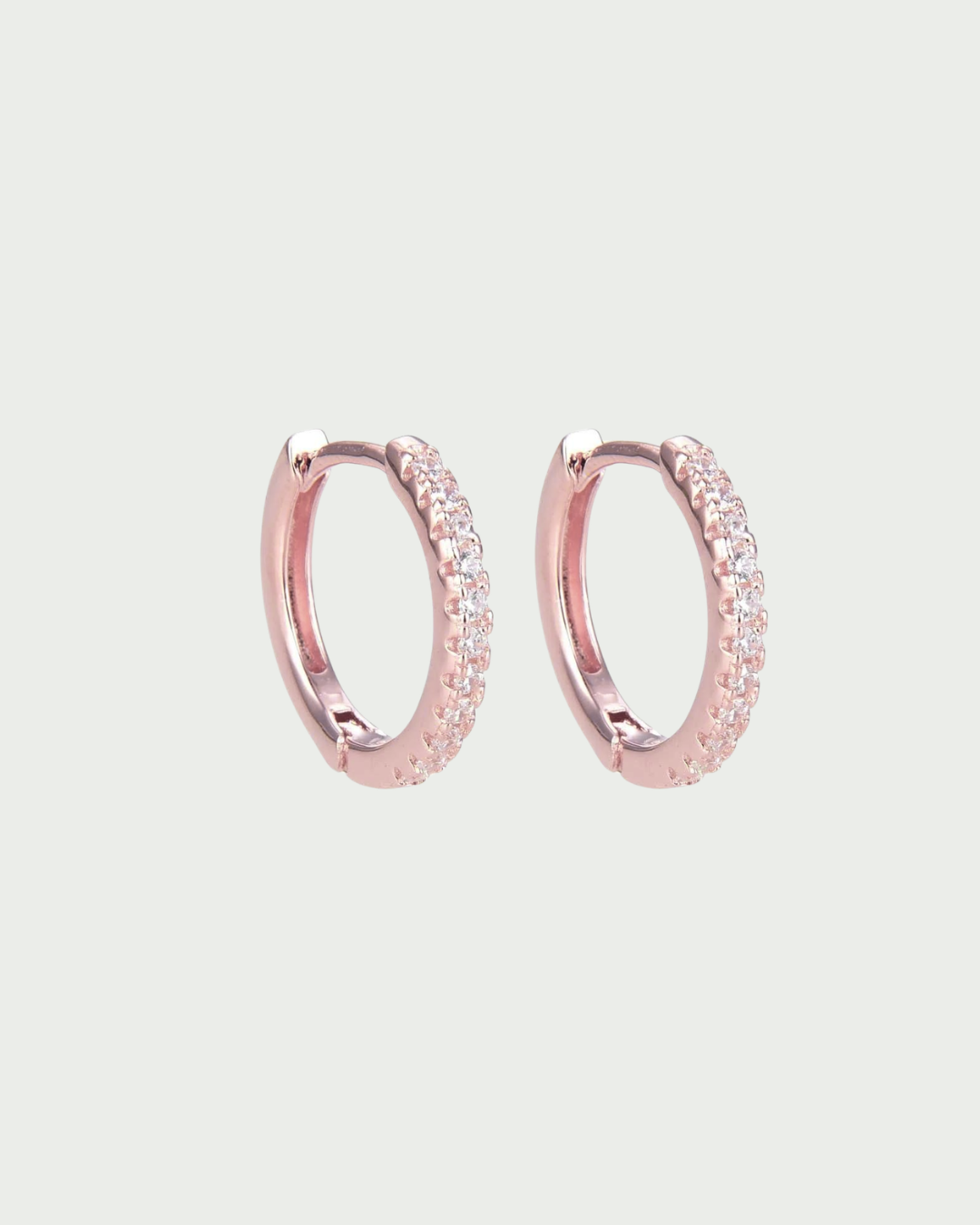Mini-créoles Intemporelles M– en argent 925 rhodié doré a l'or Rose 18 carats , format délicat au design épuré, finition polie brillante résistante à l’oxydation, fermoir sécurisé, éclat discret et intemporel au quotidien.
