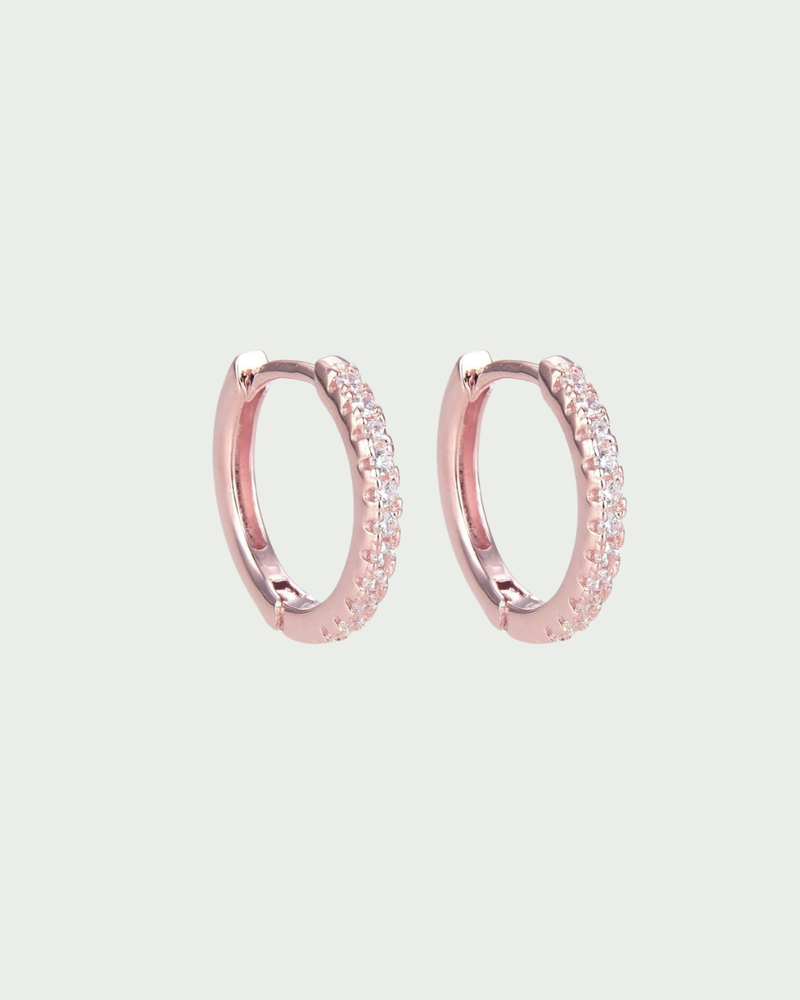 Mini-créoles Intemporelles M– en argent 925 rhodié doré a l'or Rose 18 carats , format délicat au design épuré, finition polie brillante résistante à l’oxydation, fermoir sécurisé, éclat discret et intemporel au quotidien.
