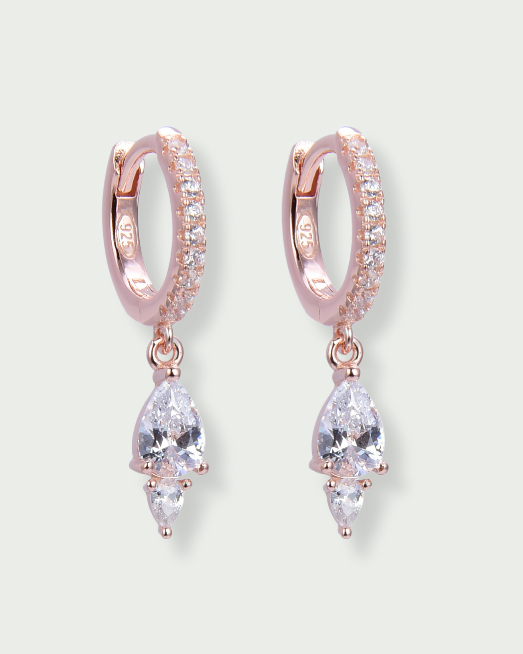 Mini‑créoles Signature en argent 925 doré à l’or rose avec pavage de zirconiums et pendentif double pierre taille poire délicat 
