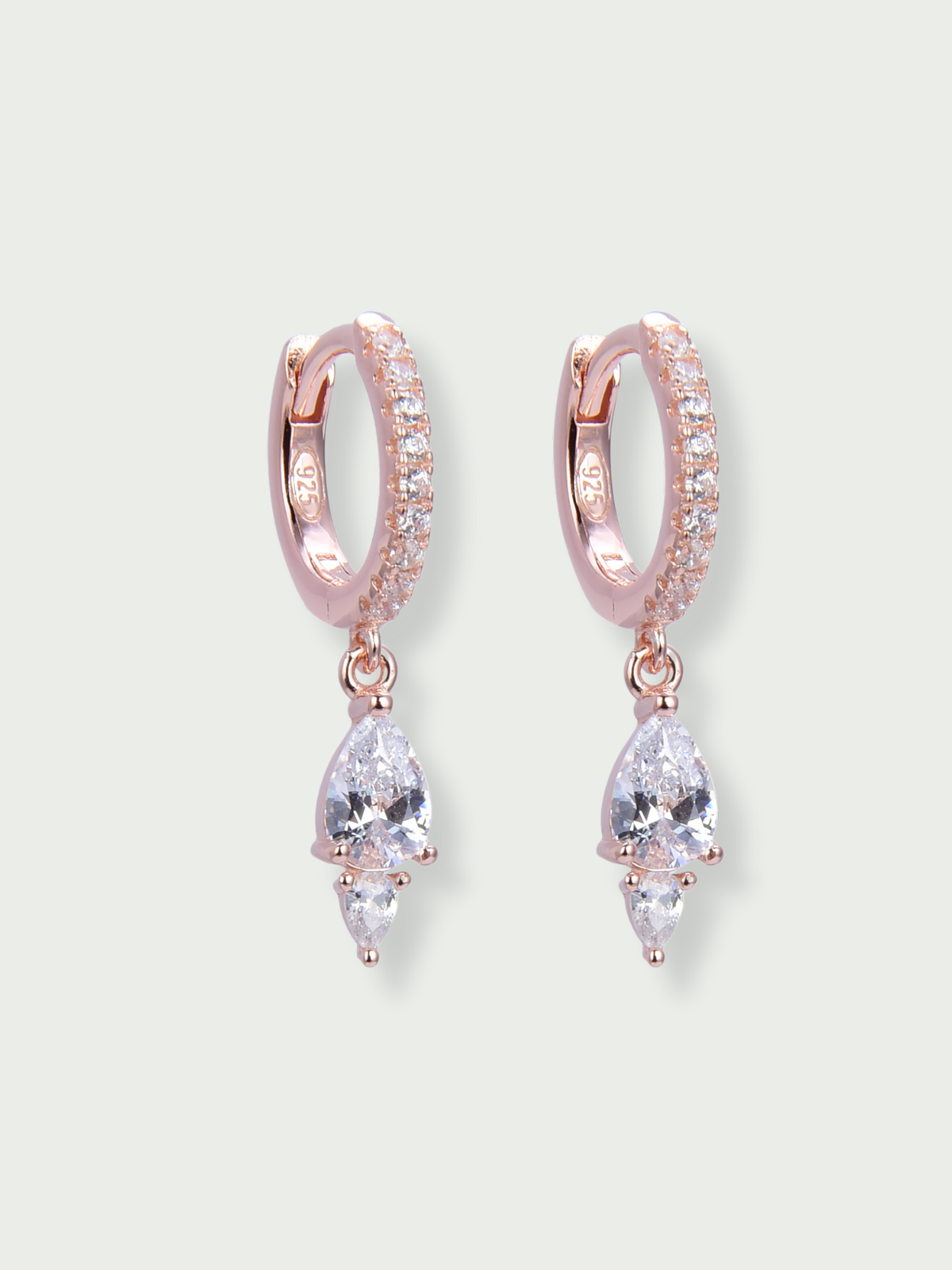 Mini‑créoles Signature en argent 925 doré à l’or rose avec pavage de zirconiums et pendentif double pierre taille poire délicat 
