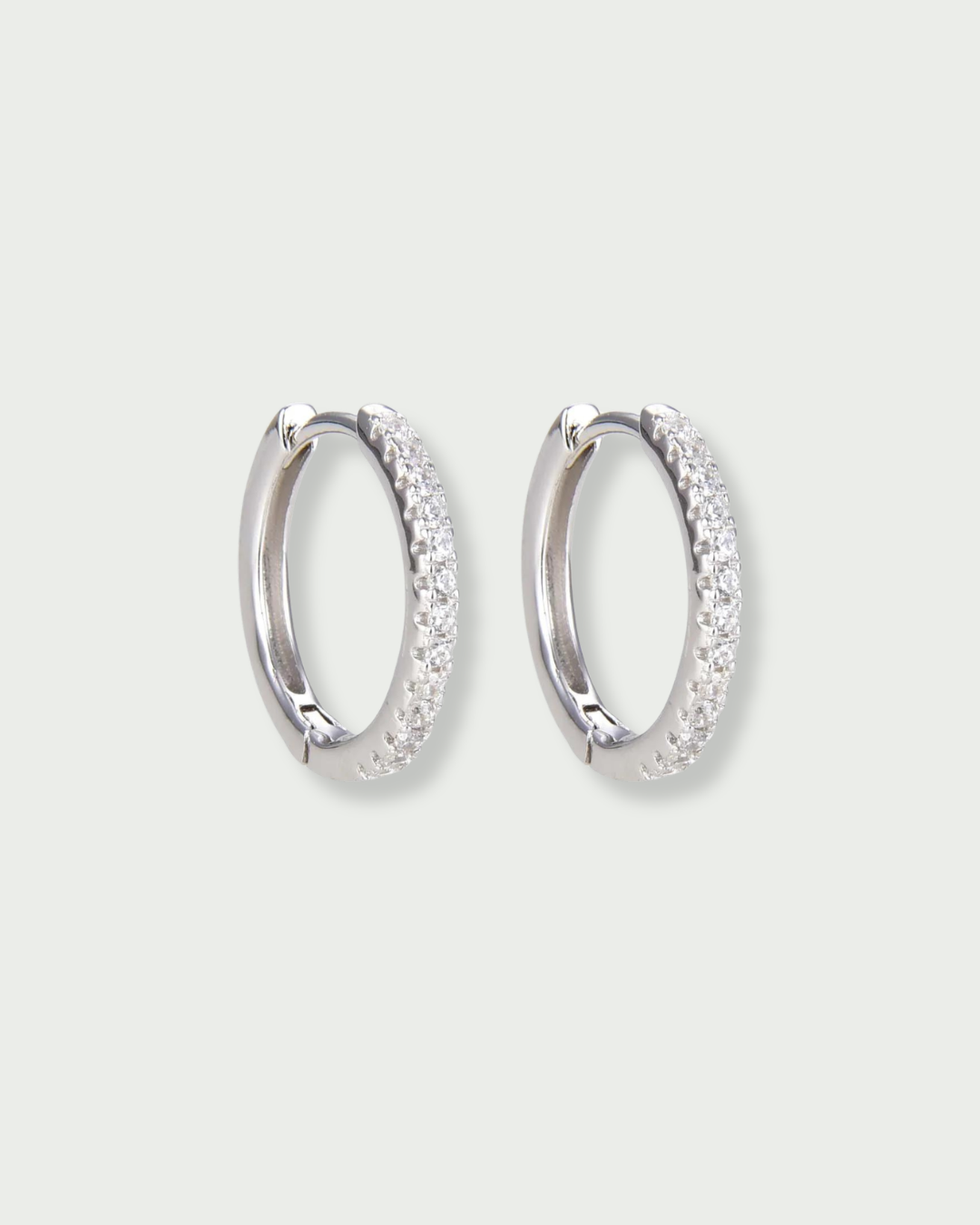 Mini-créoles Intemporelles L – Blanc en argent 925 rhodié, silhouette épurée au diamètre délicatement affirmé, finition polie brillante résistante à l’oxydation, fermoir sécurisé, pensées pour encadrer le visage d’un éclat net et intemporel.