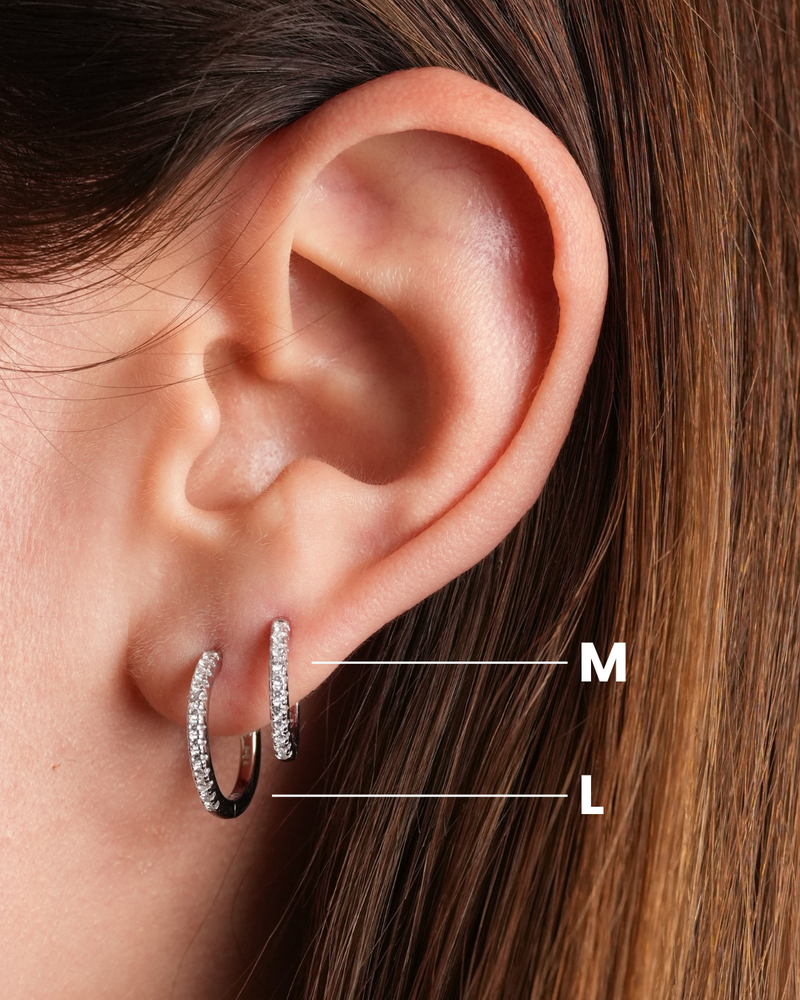 Mini-créoles Intemporelles S – Blanc en argent 925 rhodié, format délicat au design épuré, finition polie brillante résistante à l’oxydation, fermoir sécurisé, éclat discret et intemporel au quotidien.
