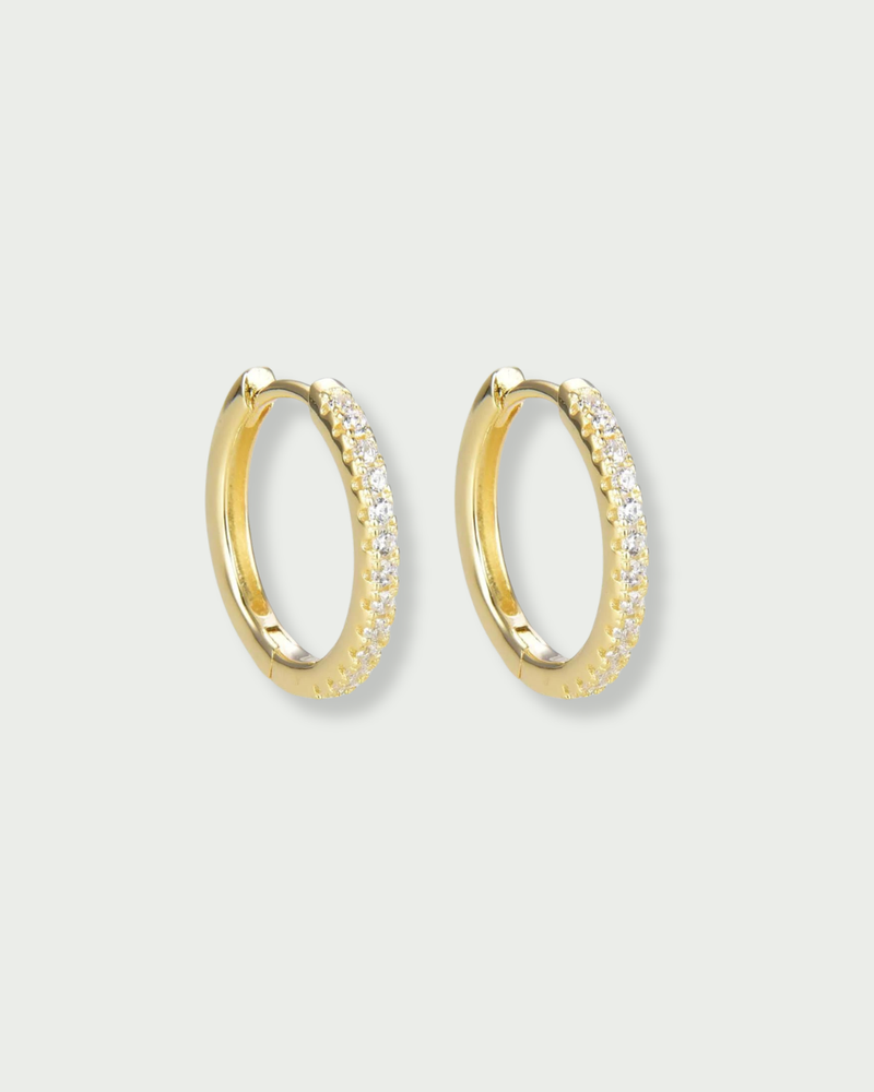 Mini-créoles Intemporelles L – Doré en argent 925 doré à l’or 18 carats, silhouette épurée au diamètre délicatement affirmé, finition lumineuse résistante à l’oxydation, fermoir sécurisé.