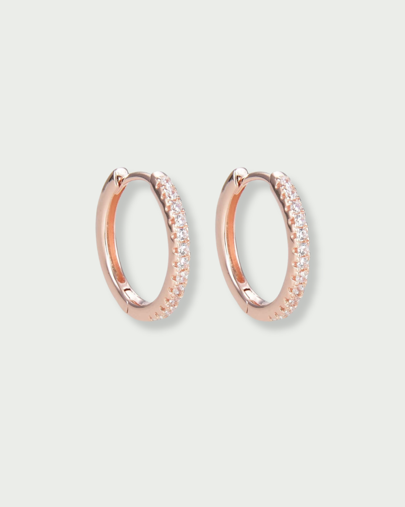 Mini-créoles Intemporelles L – Rose en argent 925 doré à l’or rose 18 carats, silhouette épurée au diamètre délicatement affirmé, finition lumineuse résistante à l’oxydation, fermoir sécurisé.