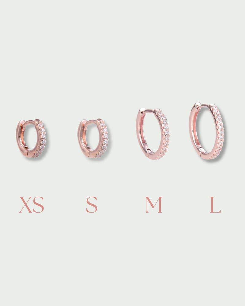 Mini-créoles Intemporelles L – Rose en argent 925 doré à l’or rose 18 carats, silhouette épurée au diamètre délicatement affirmé, finition lumineuse résistante à l’oxydation, fermoir sécurisé.