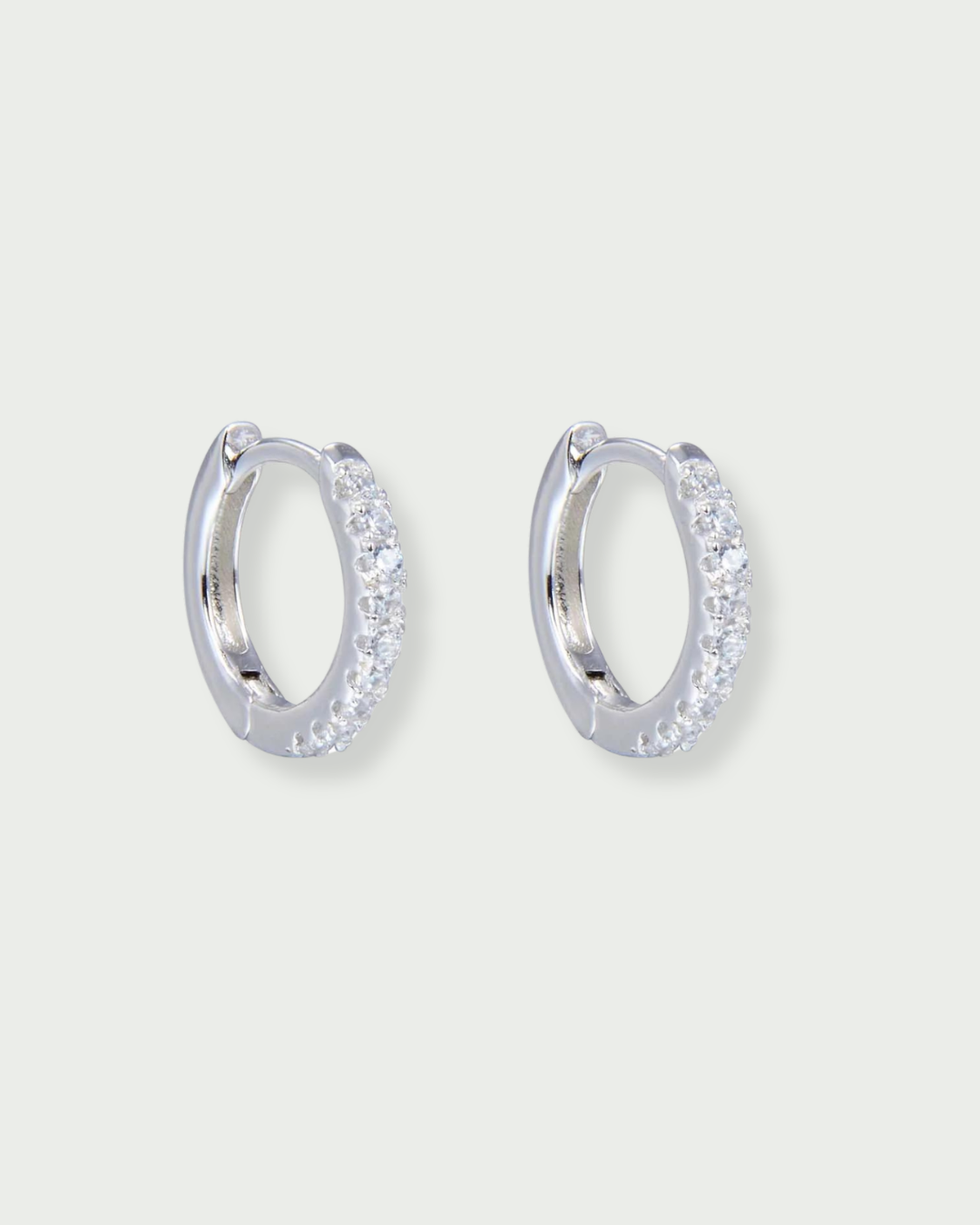 Mini-créoles Intemporelles S – Blanc en argent 925 rhodié, format délicat au design épuré, finition polie brillante résistante à l’oxydation, fermoir sécurisé, éclat discret et intemporel au quotidien.
