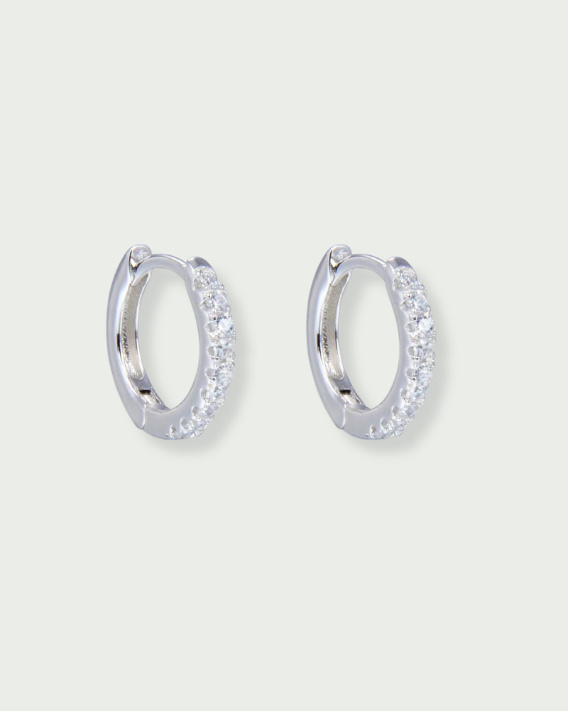 Mini-créoles Intemporelles S – Blanc en argent 925 rhodié, format délicat au design épuré, finition polie brillante résistante à l’oxydation, fermoir sécurisé, éclat discret et intemporel au quotidien.
