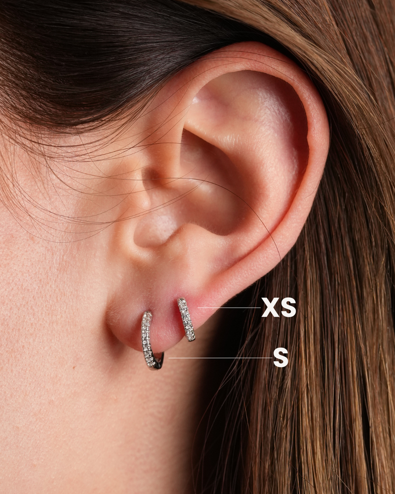 Mini-créoles Intemporelles S – Blanc en argent 925 rhodié, format délicat au design épuré, finition polie brillante résistante à l’oxydation, fermoir sécurisé, éclat discret et intemporel au quotidien.
