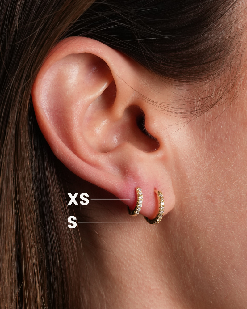 Mini-créoles Intemporelles S – en argent 925 rhodié doré a l'or jaune 18 carats , format délicat au design épuré, finition polie brillante résistante à l’oxydation, fermoir sécurisé, éclat discret et intemporel au quotidien.
