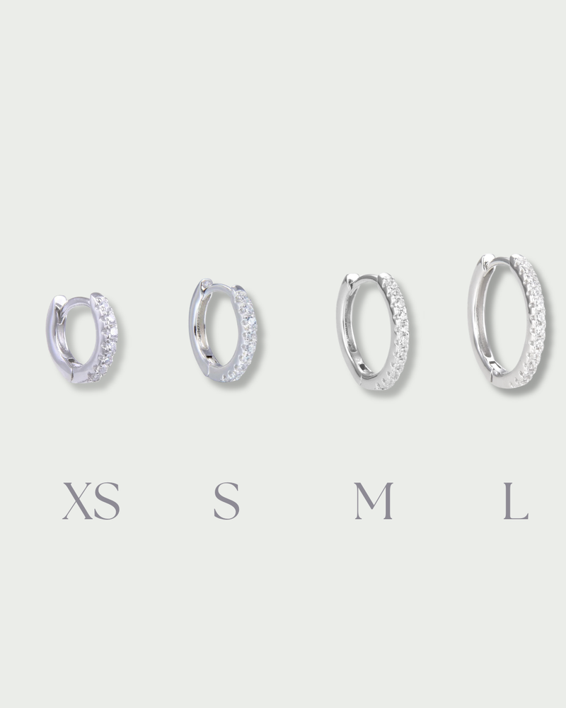 Mini-créoles Intemporelles XS – Blanc en argent 925 rhodié, format très délicat au design épuré, finition polie brillante résistante à l’oxydation, fermoir sécurisé, éclat discret et intemporel.
