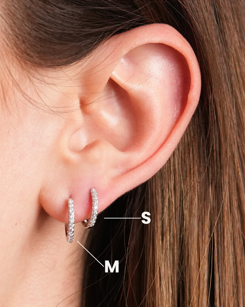 Mini-créoles Intemporelles XS – Blanc en argent 925 rhodié, format très délicat au design épuré, finition polie brillante résistante à l’oxydation, fermoir sécurisé, éclat discret et intemporel.
