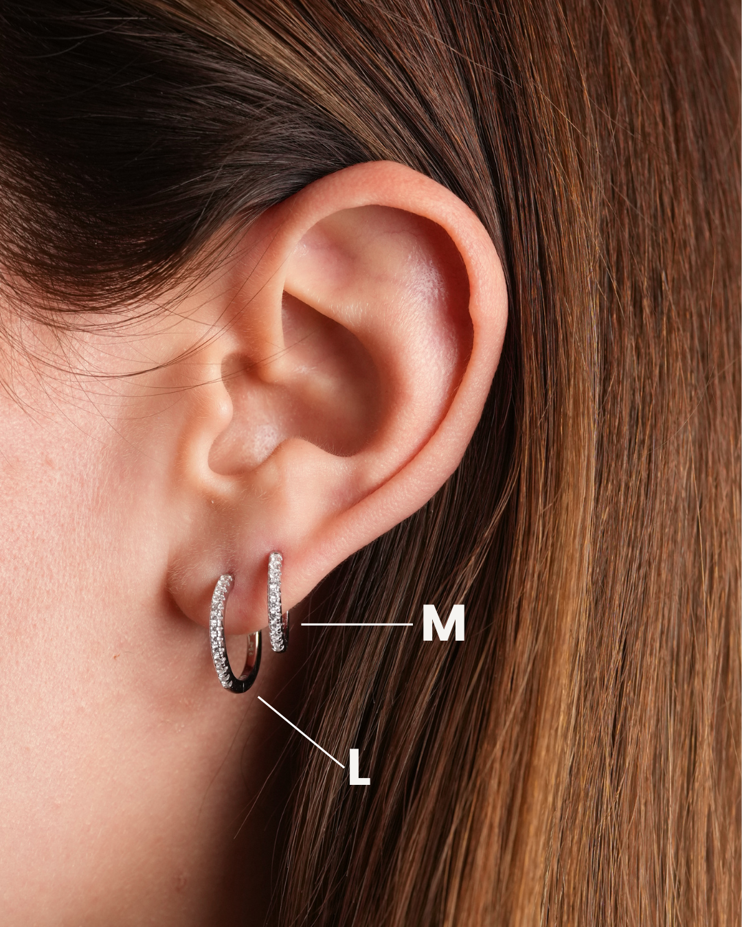 Mini-créoles Intemporelles XS – Blanc en argent 925 rhodié, format très délicat au design épuré, finition polie brillante résistante à l’oxydation, fermoir sécurisé, éclat discret et intemporel.
