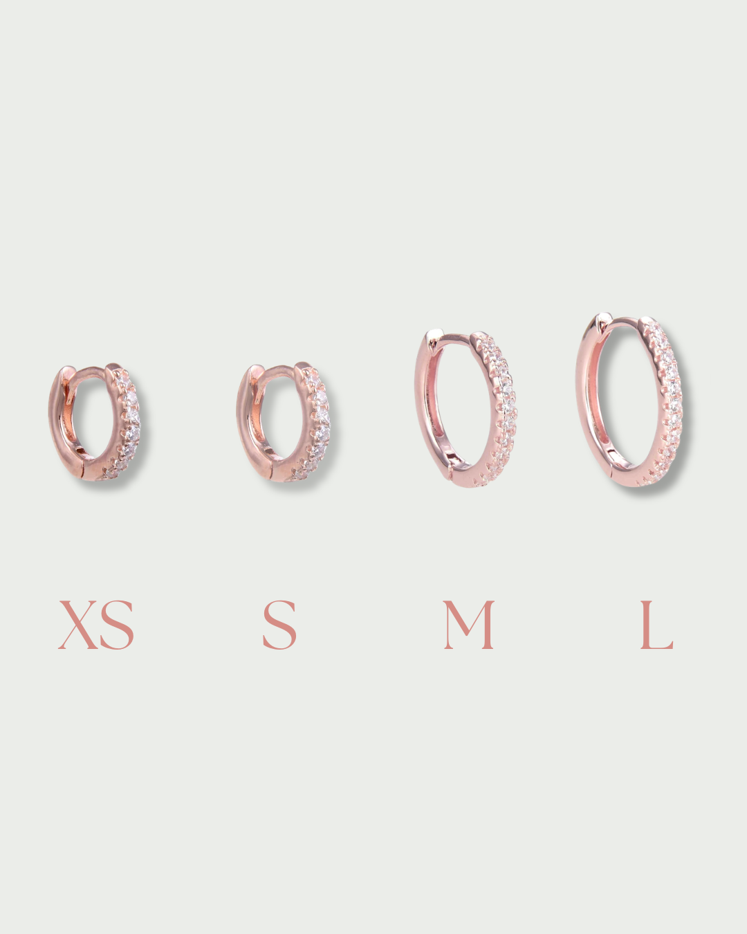 Mini-créoles Intemporelles XS – Rose en argent 925 doré à l’or rose 18 carats, format très délicat au design épuré, finition lumineuse résistante à l’oxydation, fermoir sécurisé, éclat doux et intemporel.
