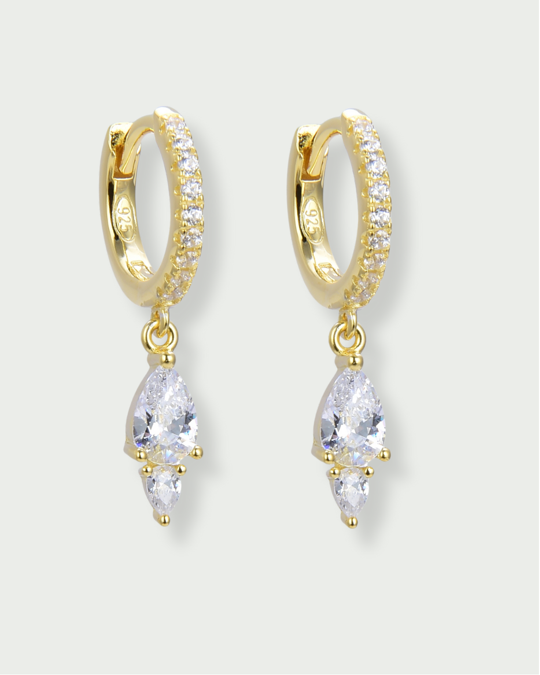 Mini-créoles Signature – Doré en argent 925 doré à l’or 18 carats, créoles fines au design signature délicatement serti, finition lumineuse résistante à l’oxydation, fermoir sécurisé, éclat solaire et élégant.
