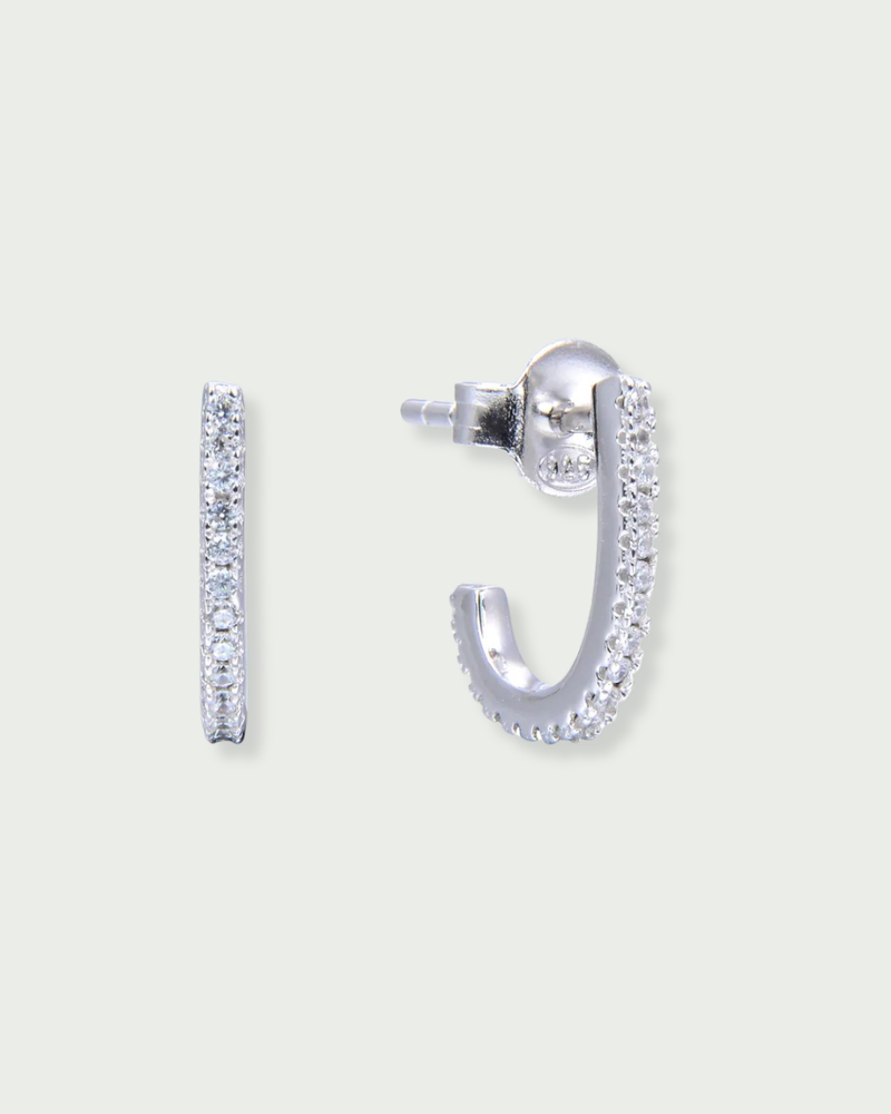 Mini créoles pendantes Intemporel – Blanc en argent 925 rhodié, silhouette fine sublimée par un pendent délicat en mouvement, finition polie brillante résistante à l’oxydation, fermoir sécurisé.