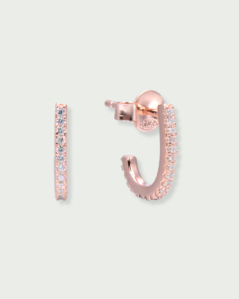 Mini créoles pendantes Intemporel – Rose en argent 925 doré à l’or rose 18 carats, silhouette fine sublimée par un pendent délicat en mouvement, finition lumineuse résistante à l’oxydation, fermoir sécurisé.