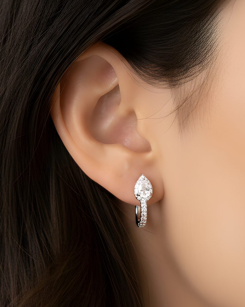 Boucles d’oreilles puces « Mini Créoles Infini Poire » en argent 925 doré à l’or jaune 18 carats, pendentif goutte‑poire élégant agrémenté d’un pavage de zirconiums taille ronde, finition polie brillante.