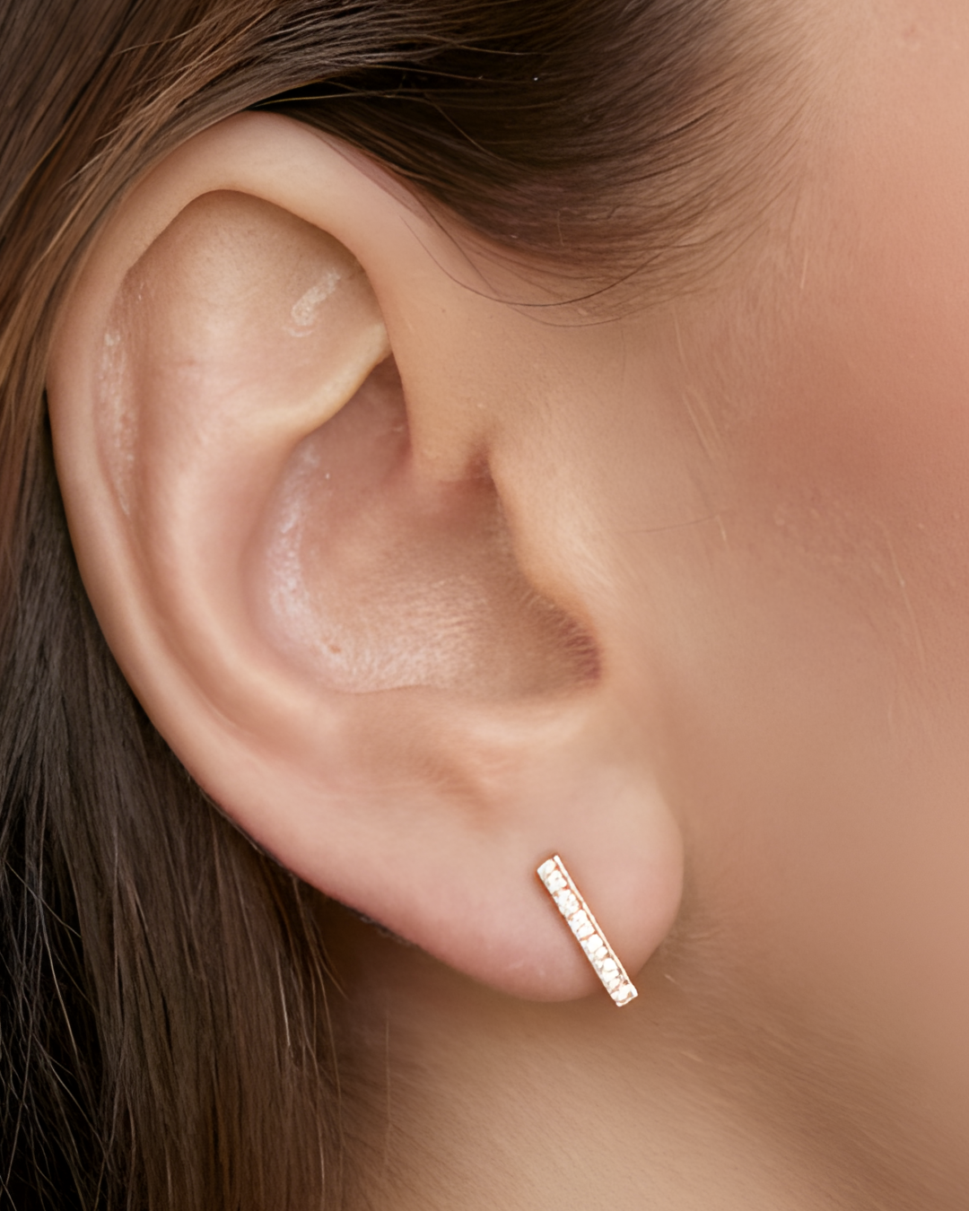 « Mini Créoles Intemporel » en argent 925 doré à l’or rose 18 carats, mini‑créoles ornées d’une suite de mini‑zirconiums, finition polie brillante.