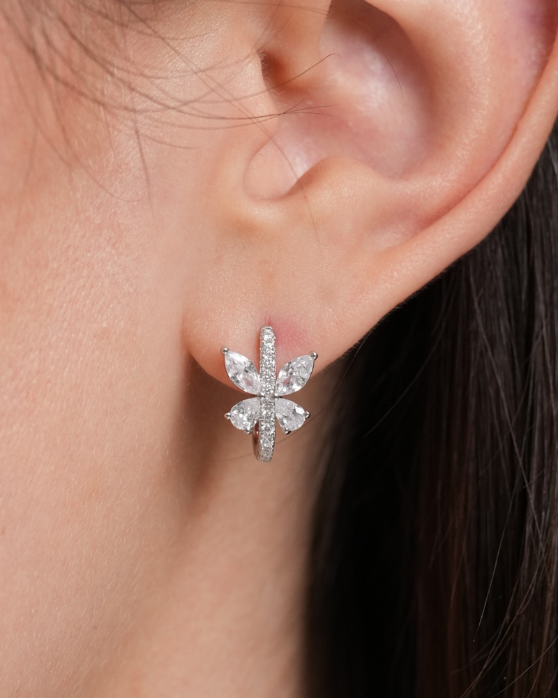 Mini créoles Papillon blanc en argent 925 rhodié et zirconiums - zoom porté