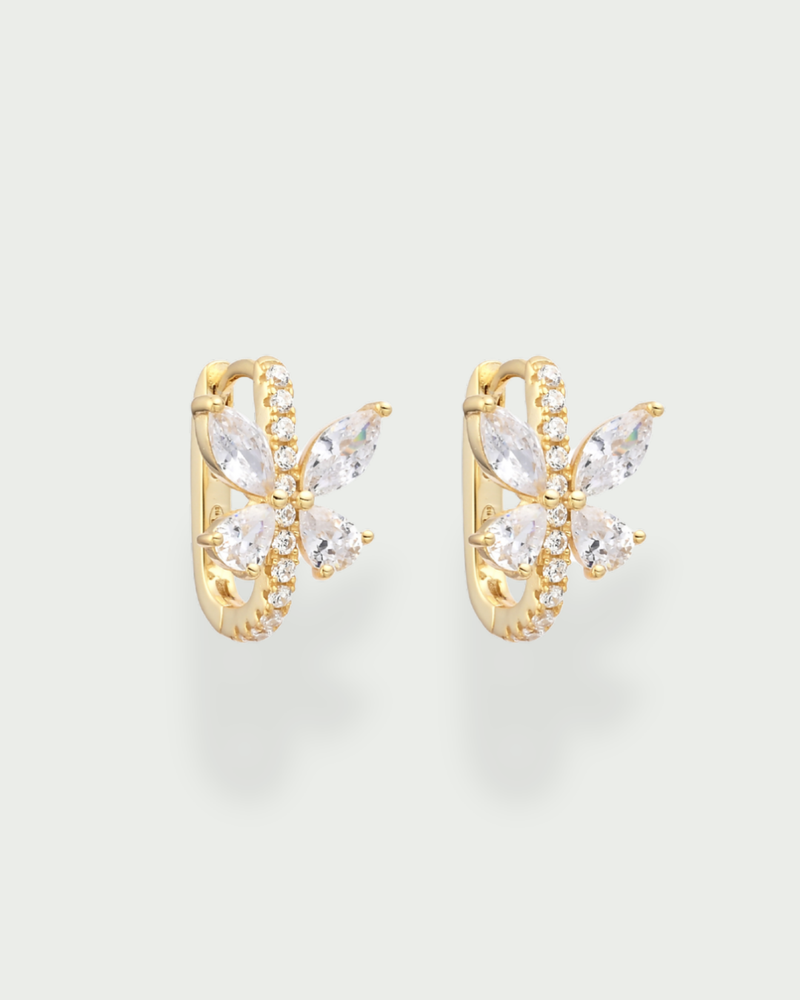 Mini créoles Papillon doré en argent 925 doré à l'or jaune 18 carats et zirconiums fond blanc