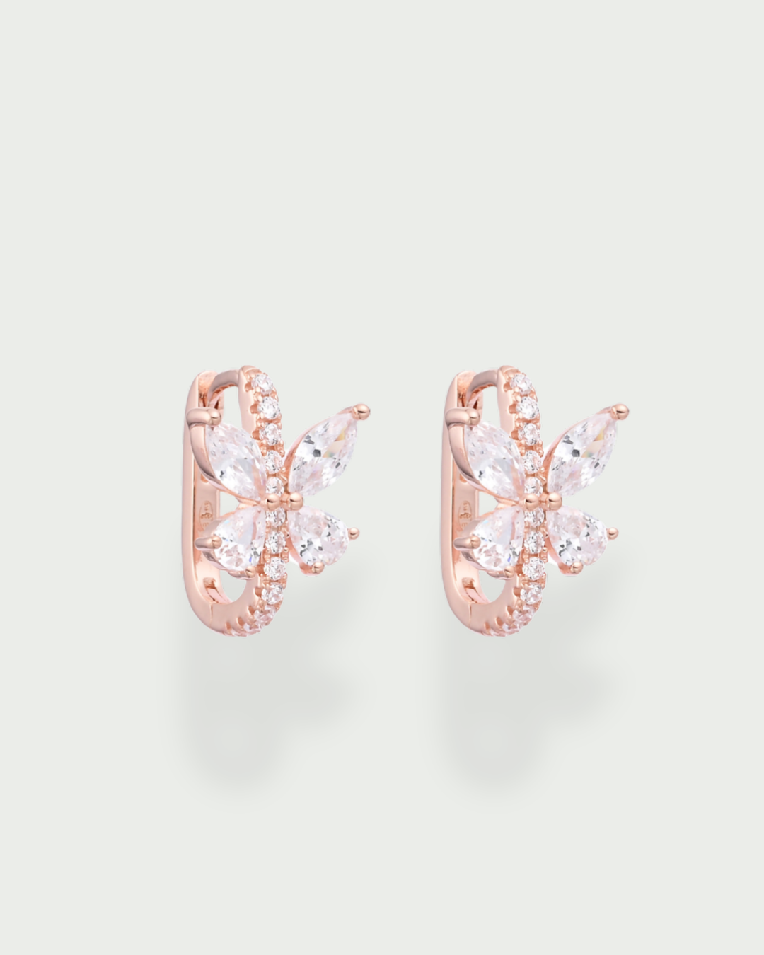 Mini créoles Papillon rose en argent 925 doré à l'or rose 18 carats et zirconiums - fond blanc