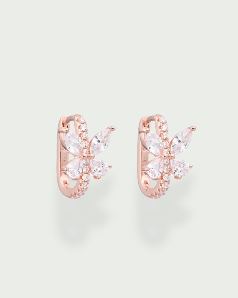 Mini créoles Papillon rose en argent 925 doré à l'or rose 18 carats et zirconiums - fond blanc