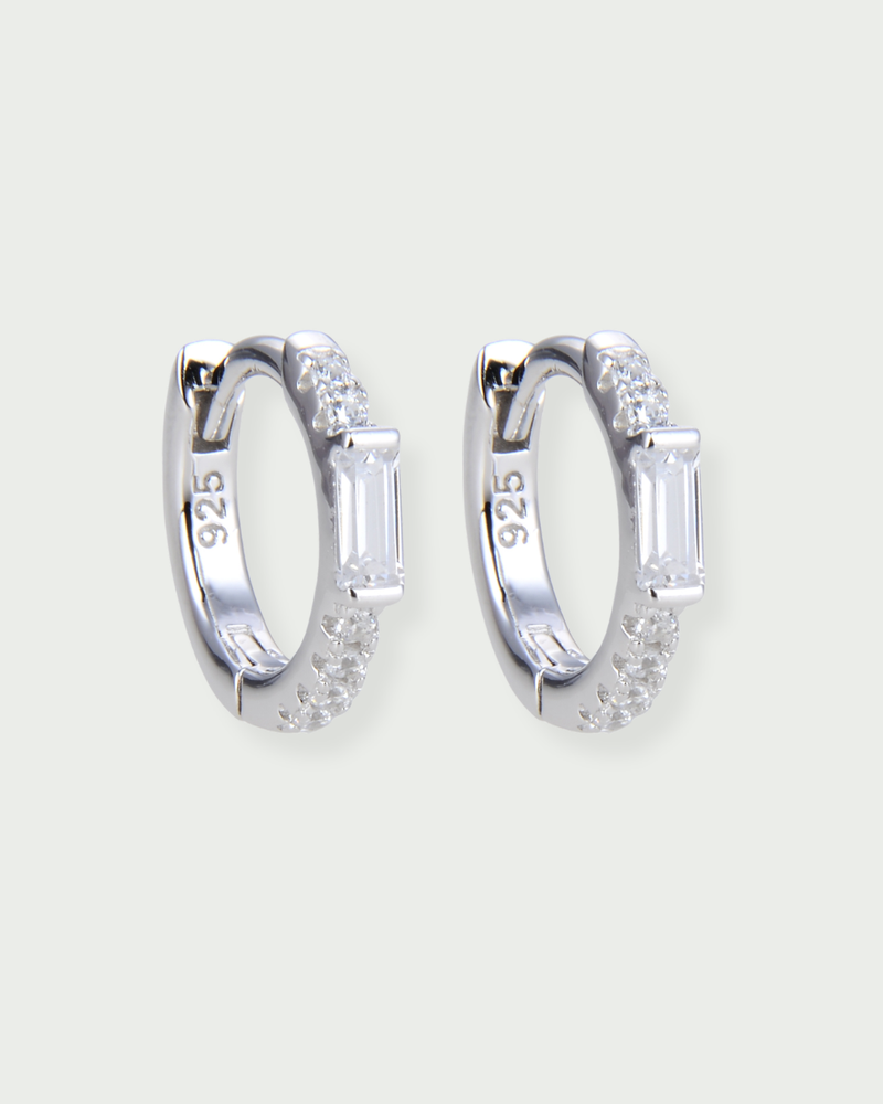 Créoles en argent 925 rhodié avec zircon baguette central et pavage de zircons ronds.