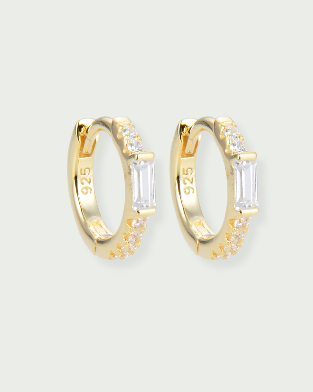 Créoles en argent 925 doré avec zircon baguette central et pavage de zircons ronds.