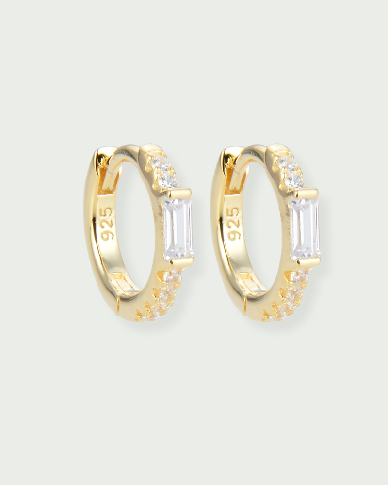 Créoles en argent 925 doré avec zircon baguette central et pavage de zircons ronds.