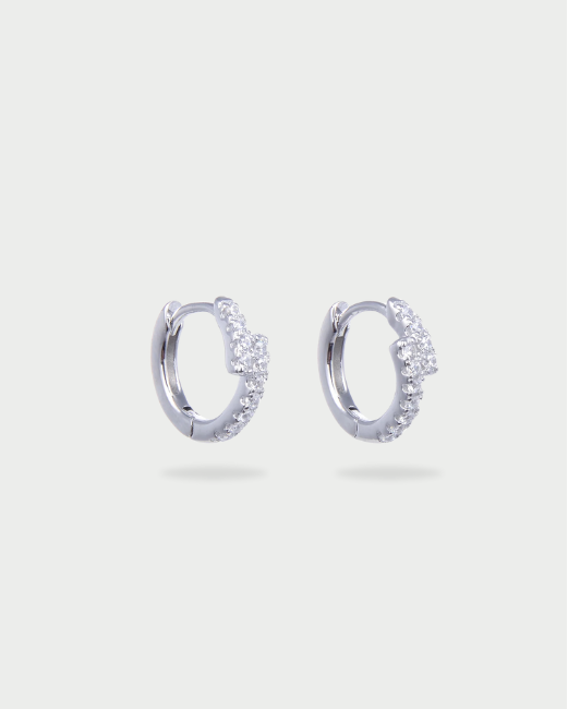 Boucles d’oreilles puces « Mini Créoles Éclair » en argent 925 rhodié, mini‑créoles délicates agrémentées d’un motif « éclair » en zirconiums, finition polie brillante.