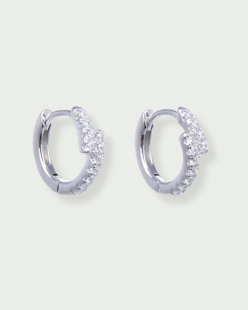 Boucles d’oreilles puces « Mini Créoles Éclair » en argent 925 rhodié, mini‑créoles délicates agrémentées d’un motif « éclair » en zirconiums, finition polie brillante.