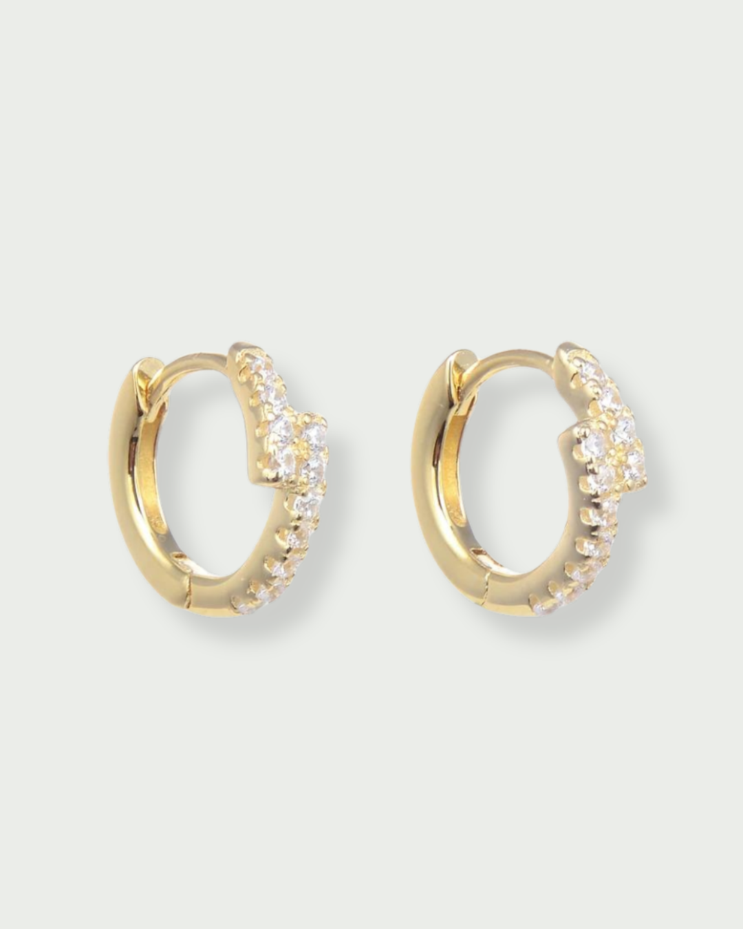 Boucles d’oreilles « Mini Créoles Overlap Intemporel » en argent 925 doré à l’or jaune 18 carats, design minimaliste « overlap » élégant, finition polie brillante