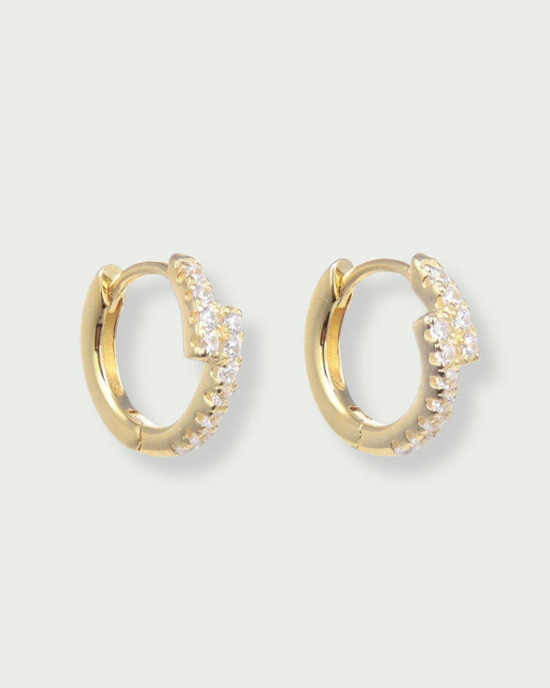 Boucles d’oreilles « Mini Créoles Overlap Intemporel » en argent 925 doré à l’or jaune 18 carats, design minimaliste « overlap » élégant, finition polie brillante