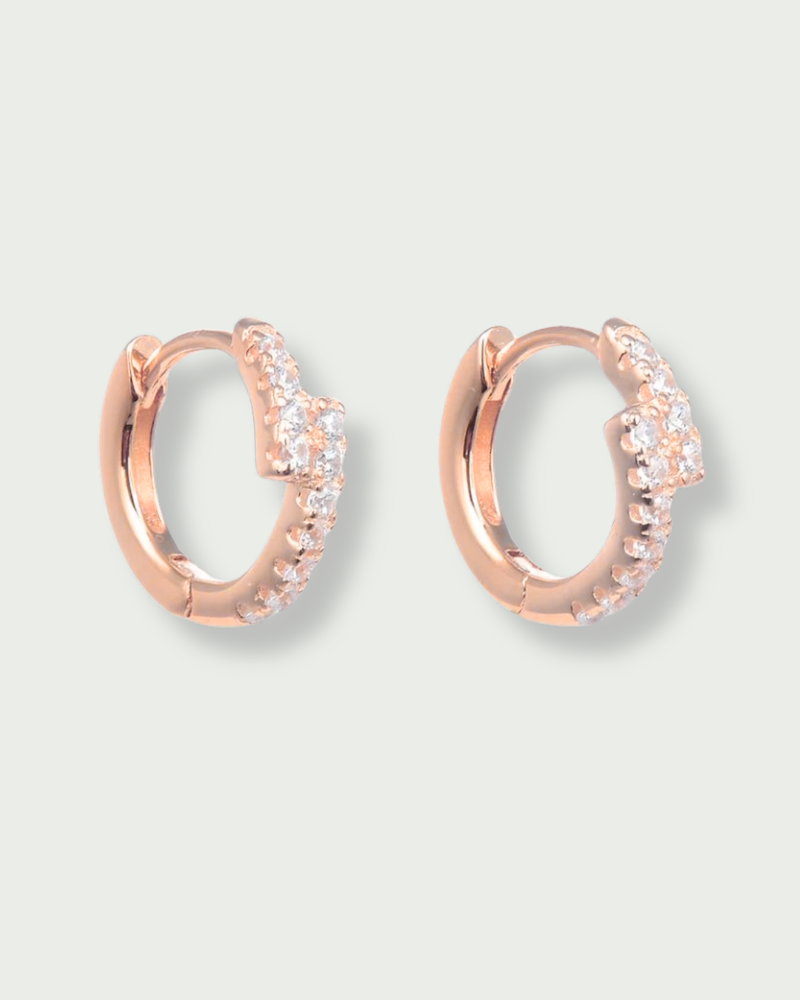 Boucles d’oreilles « Mini Créoles Éclair » en argent 925 doré à l’or rose 18 carats, motif « éclair » affiné avec pavage de zirconiums, finition polie brillante.