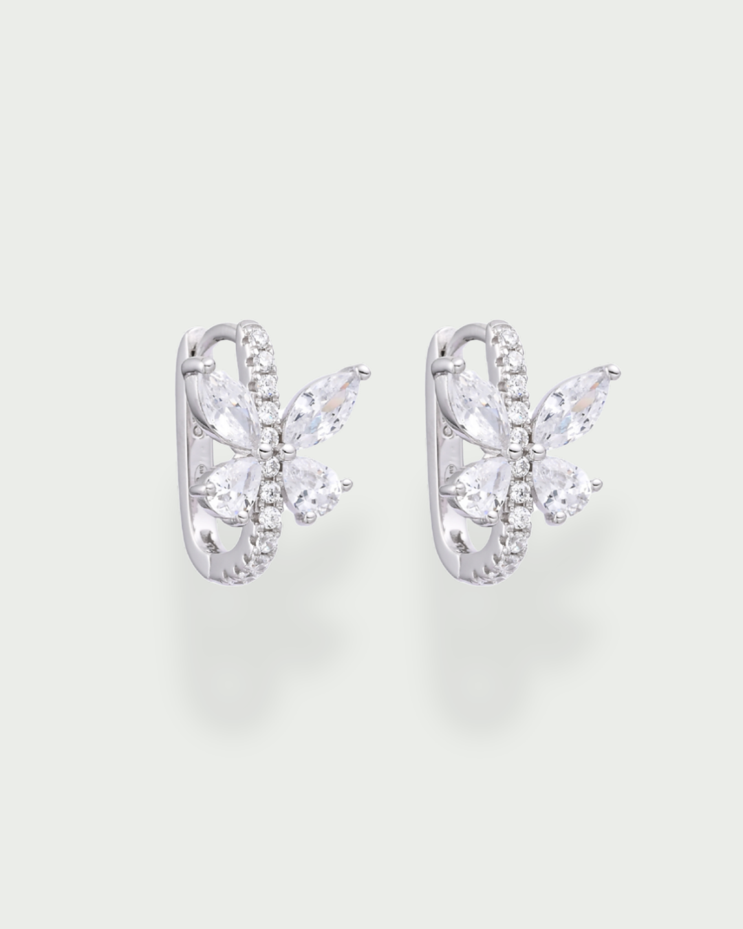 Mini créoles Papillon blanc en argent 925 rhodié et zirconiums - fond blanc