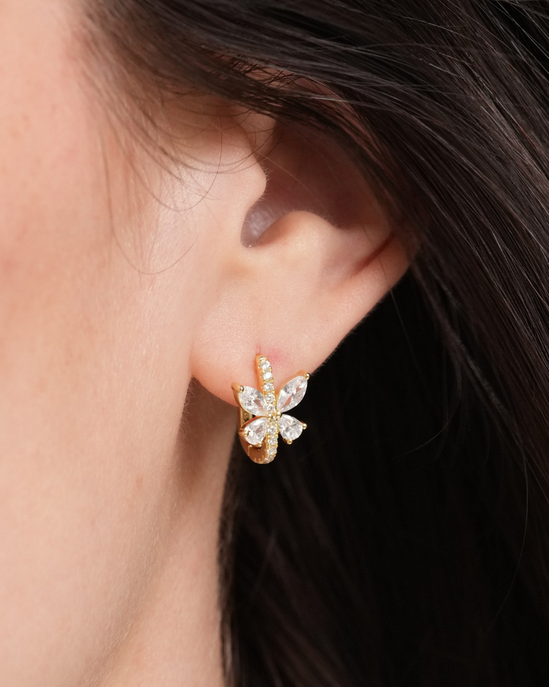 Mini créoles Papillon doré en argent 925 doré à l'or jaune 18 carats et zirconiums zoom porté
