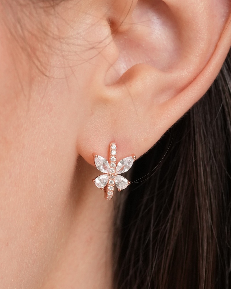 Mini créoles Papillon rose en argent 925 doré à l'or rose 18 carats et zirconiums - fond blanc - zoom porté