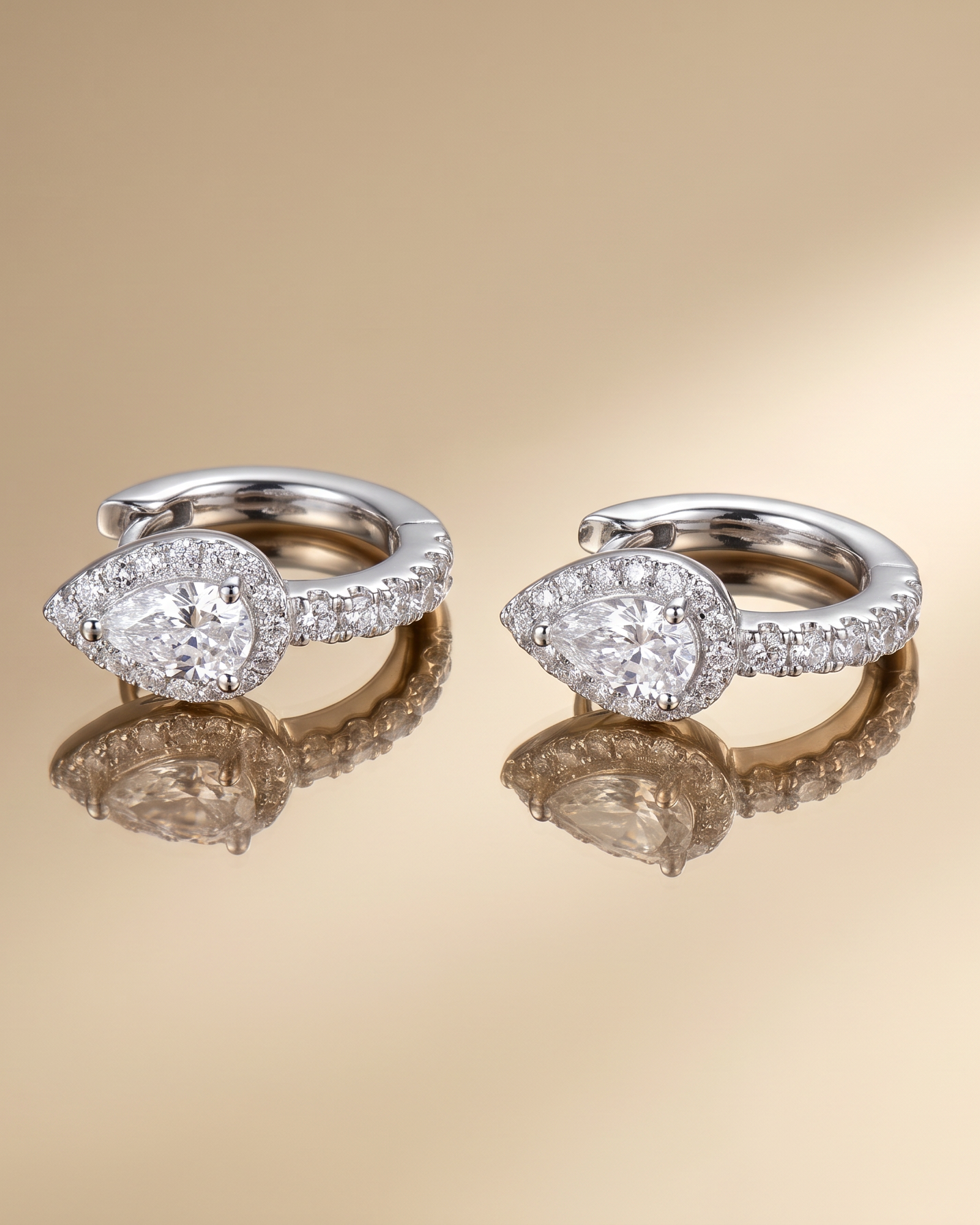 Boucles d’oreilles puces « Mini Créoles Infini Poire » en argent 925, pendentif goutte‑poire élégant agrémenté d’un pavage de zirconiums taille ronde, finition polie brillante.