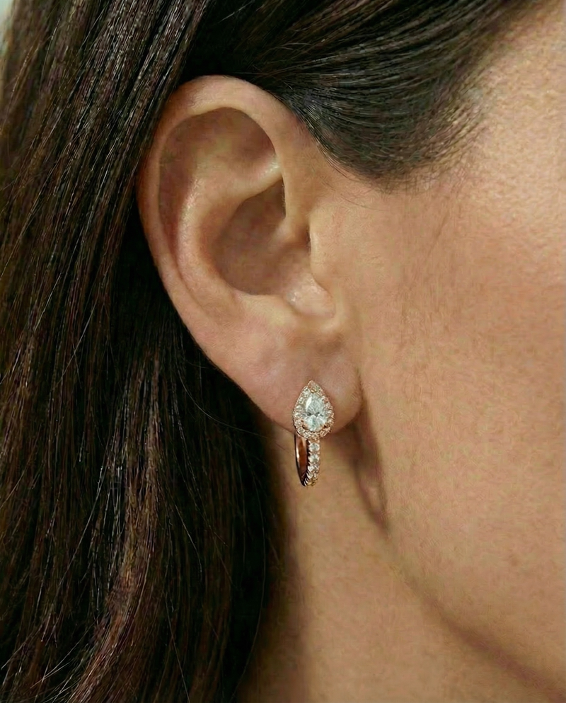 Mini Créoles Infini Poire – Rose : Boucles d’oreilles créoles « Infini Poire » en argent 925 doré à l’or rose 18 carats, pendentif goutte‑poire orné d’un pavage de zirconiums blancs, finition polie brillante.