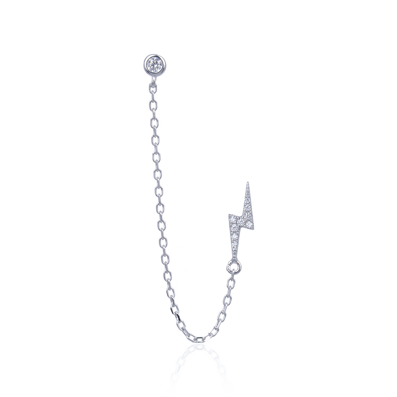 Monoboucle en argent 925 rhodié, puce serti clos relié par une chaîne fine à une puce éclair pavée, finition polie brillante.