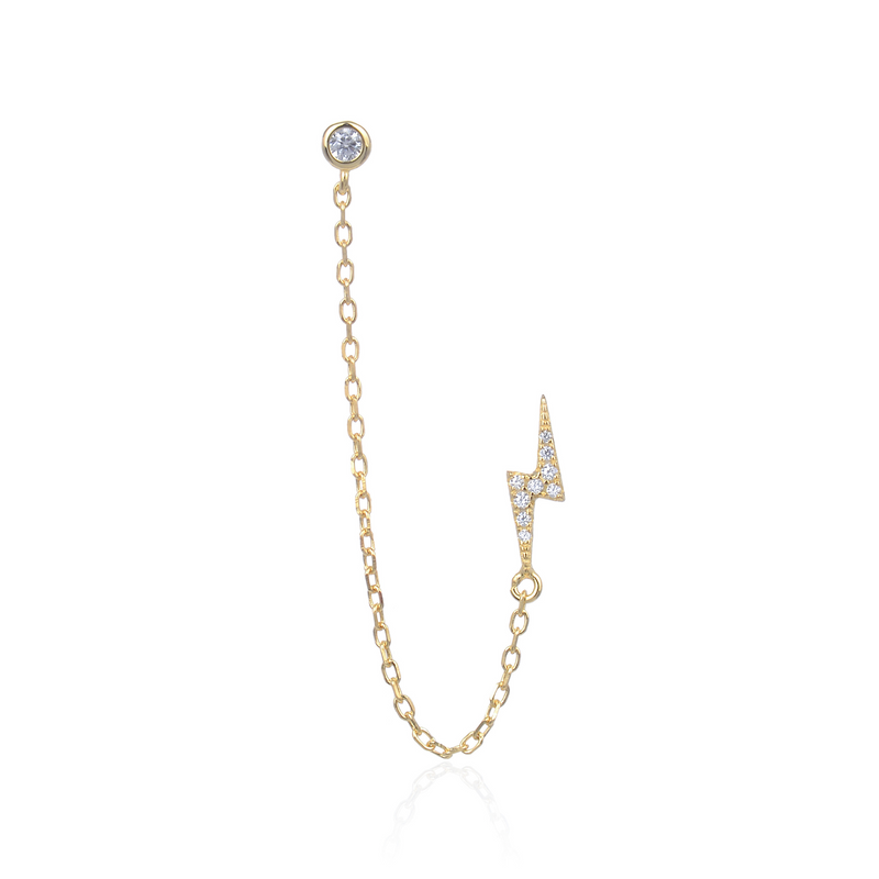 Monoboucle en argent 925 doré à l’or jaune 18 carats, puce serti clos relié par une chaîne fine à une puce éclair pavée, finition polie brillante.