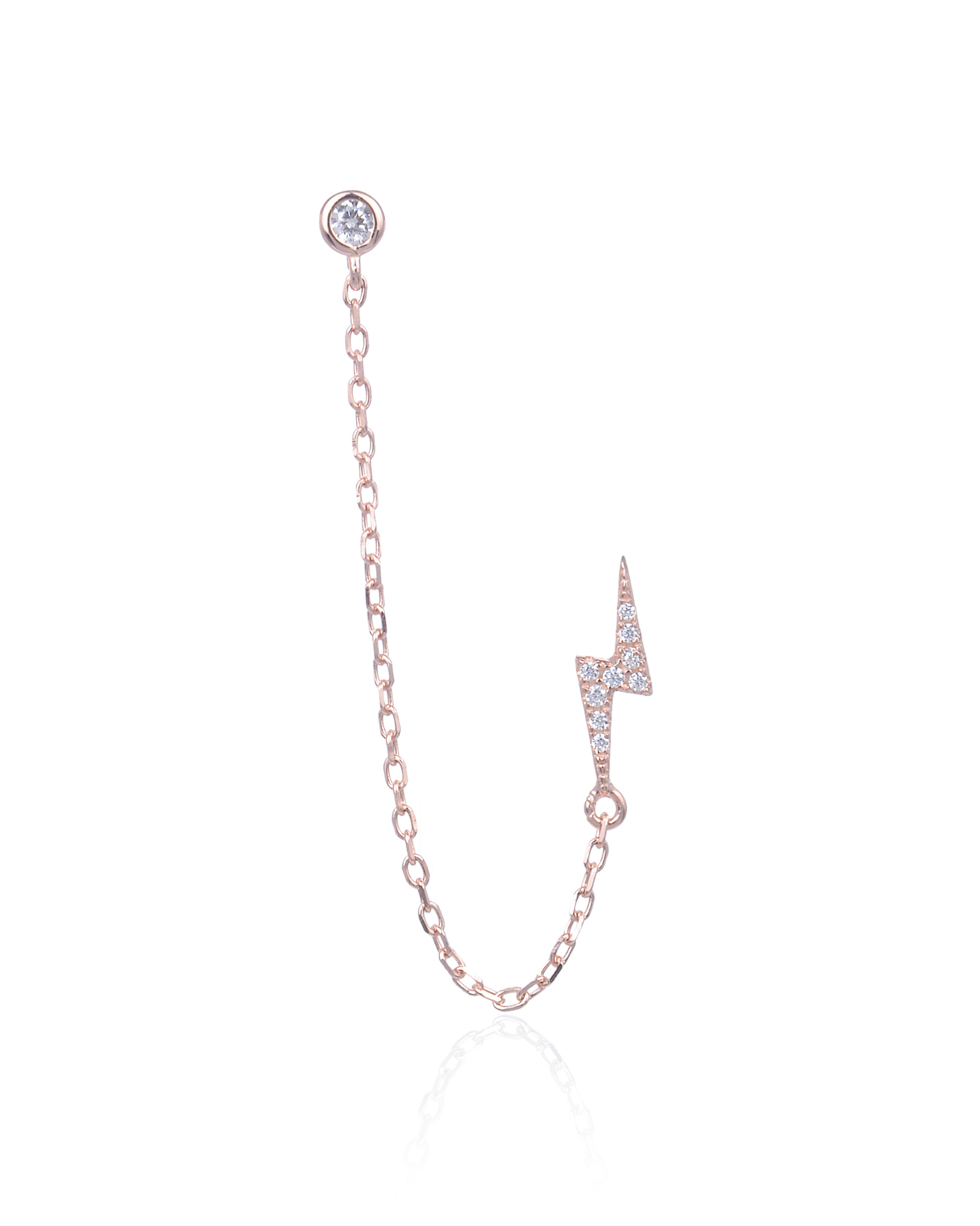 Monoboucle en argent 925 doré à l’or rose 18 carats, puce serti clos relié par une chaîne fine à une puce éclair pavée, finition polie brillante.